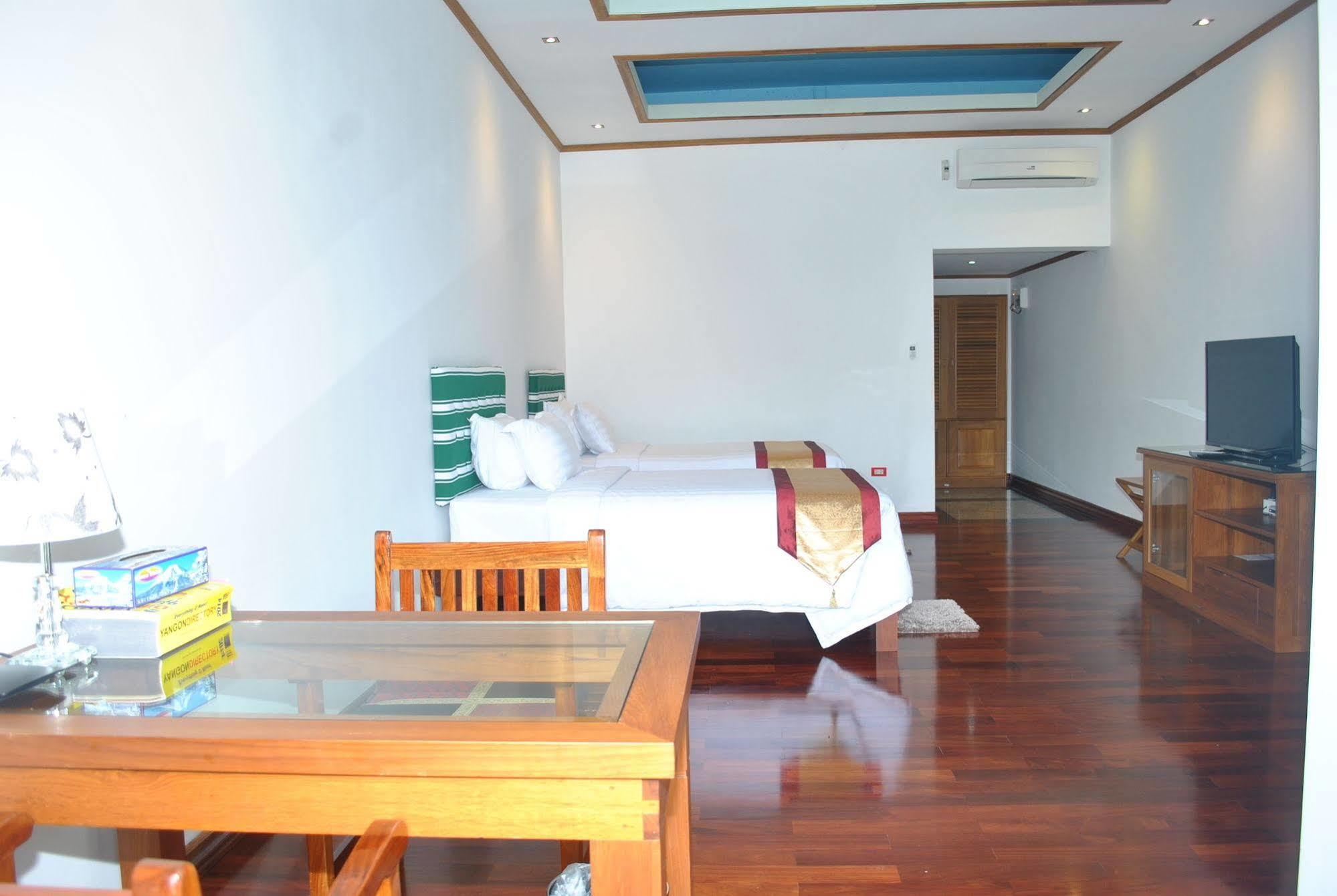 Myanmar Life Hotel Yangón Exterior foto